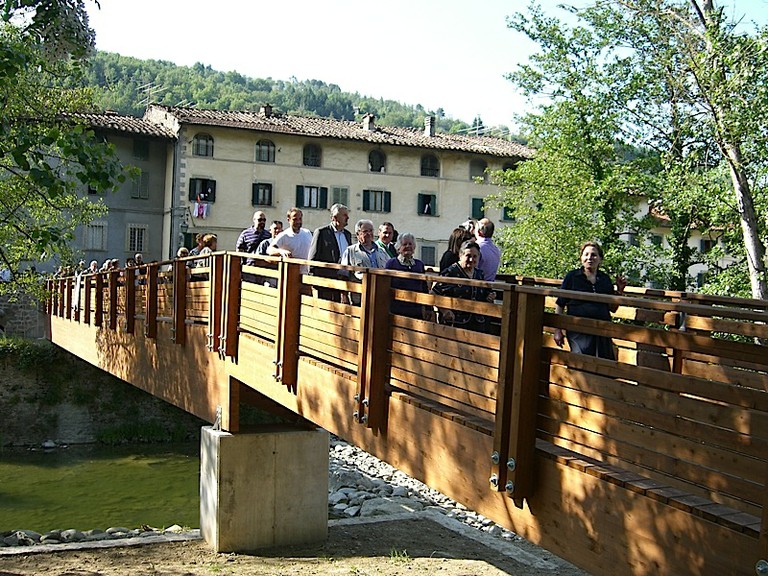 I cittadini attraversano il ponte